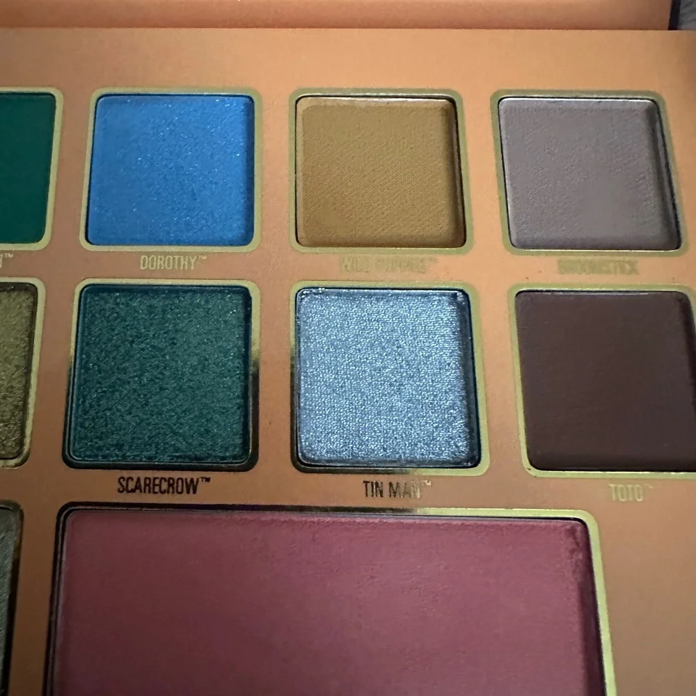 Kylie Cosmetics Wizard Of Oz Eye & Face Pressed Powder Pallete